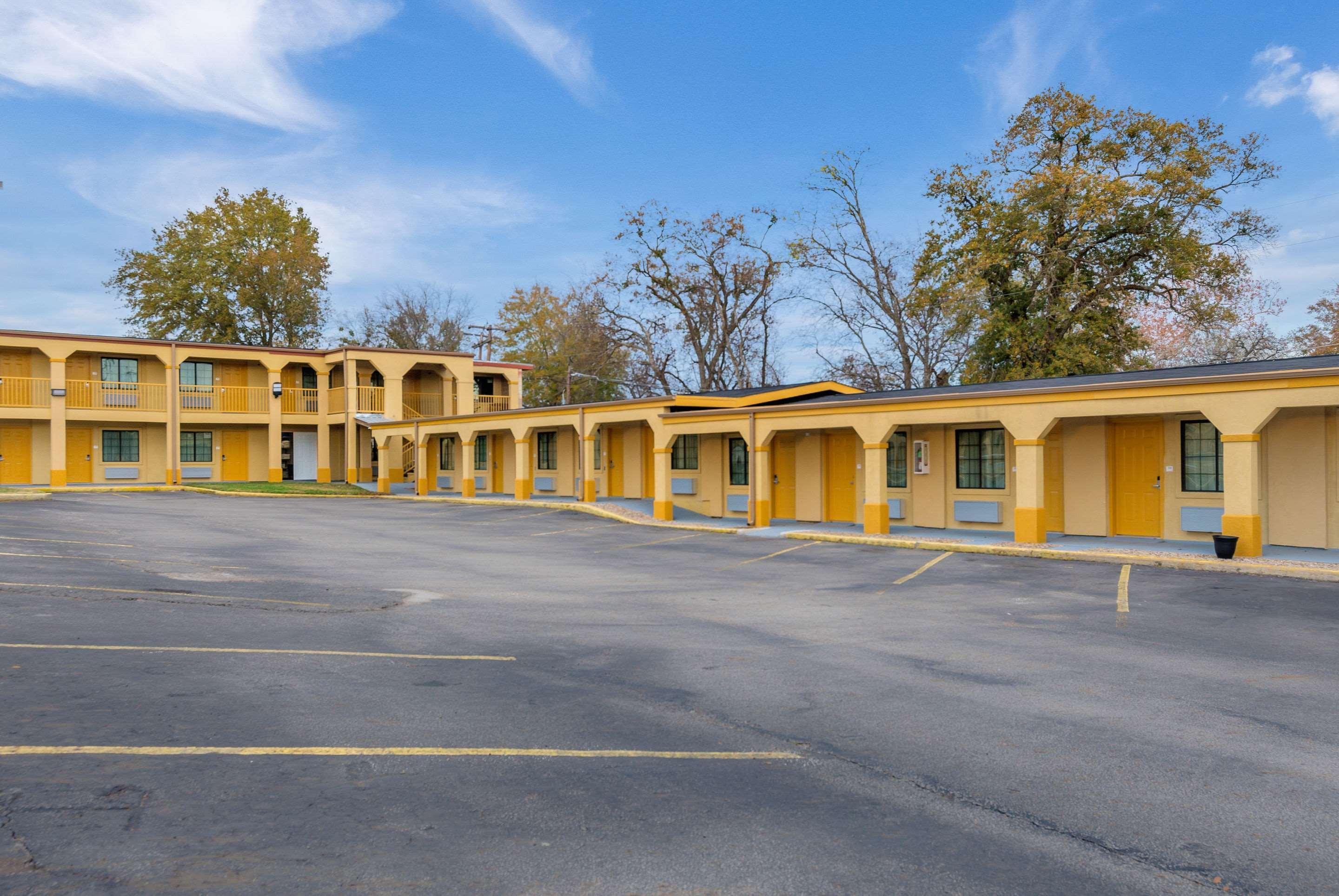 Super 8 By Wyndham Palestine Tx Hotel Buitenkant foto