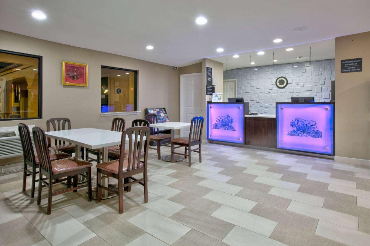 Super 8 By Wyndham Palestine Tx Hotel Buitenkant foto