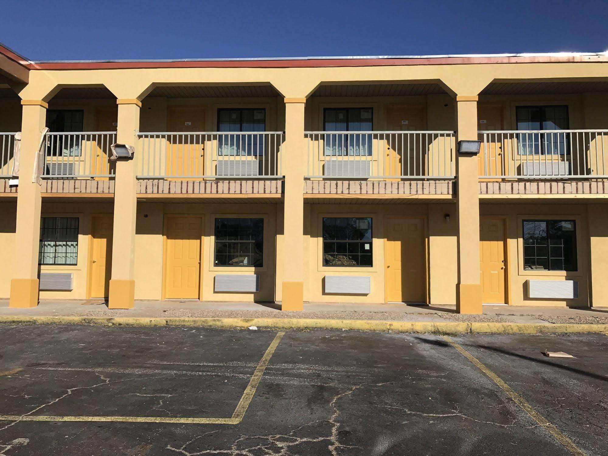 Super 8 By Wyndham Palestine Tx Hotel Buitenkant foto